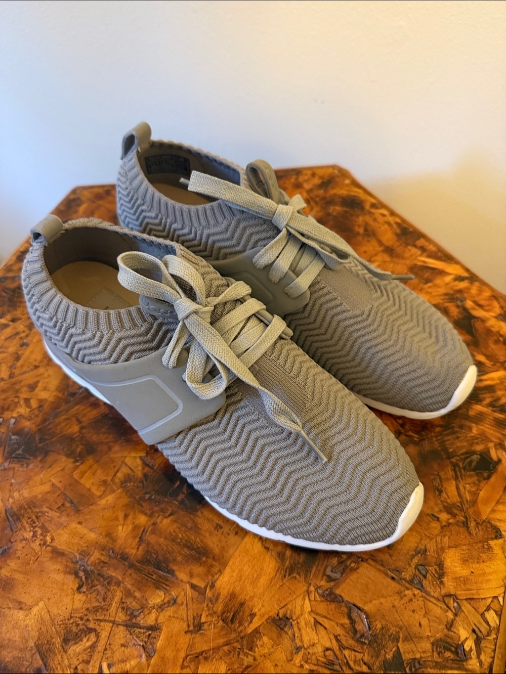 EUC UGG Women’s Willows Sneaker, Gray, size 7